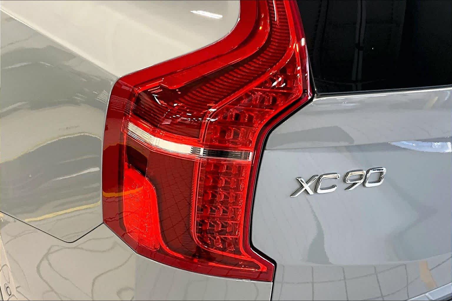 Used 2025 Vapour Grey Metallic Volvo Plus image 27