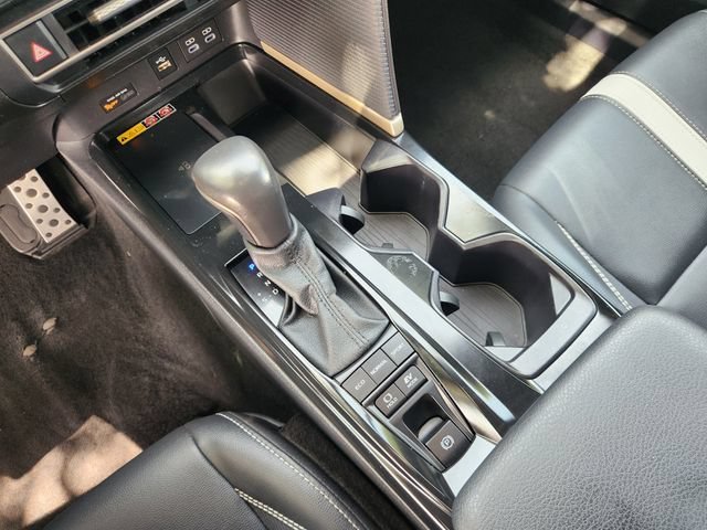Used 2025 White Toyota LE image 18
