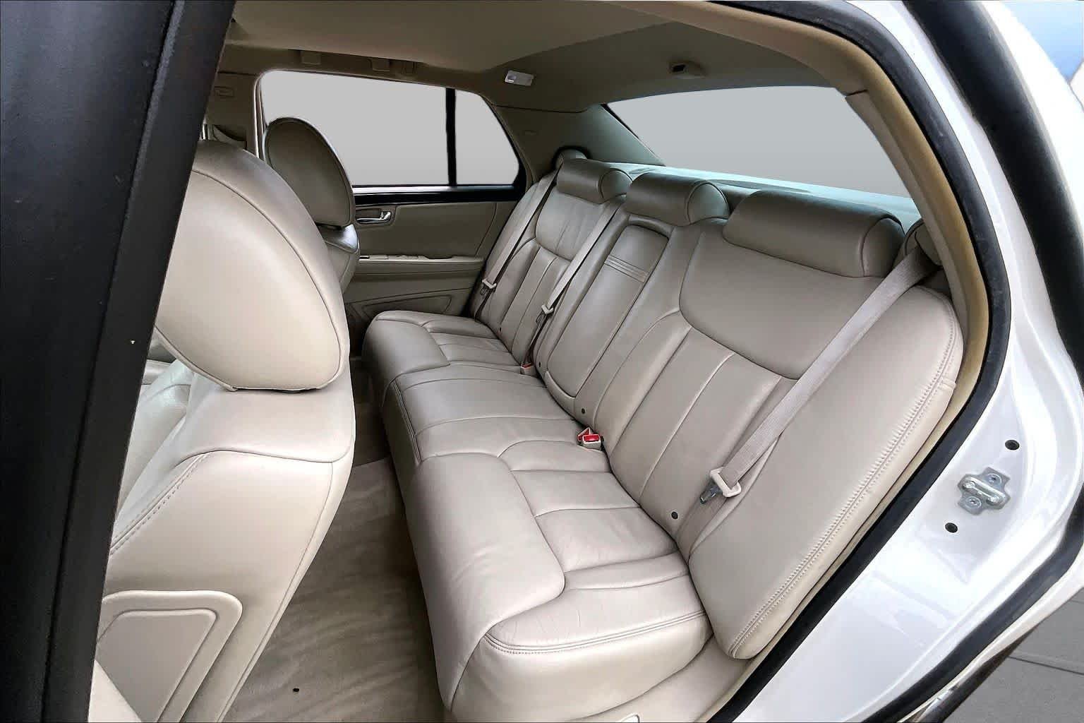 Used 2010 White Diamond Tricoat Cadillac w/1SC image 19