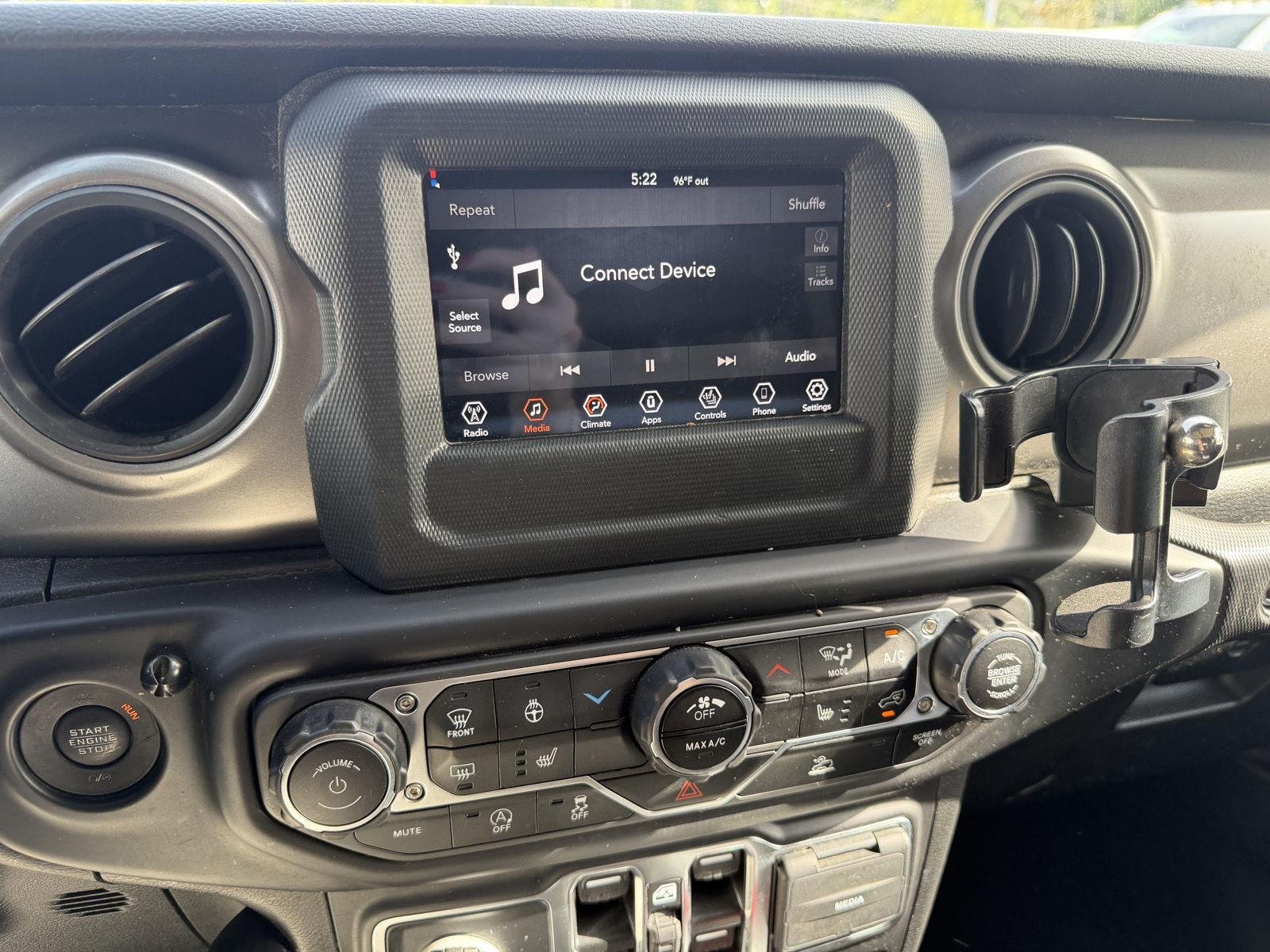 Used 2023 Earl Clearcoat Jeep Sport S image 11