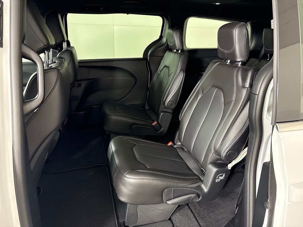 New 2027 Bright White Clear-Coat Exterior Paint Chrysler Select image 27