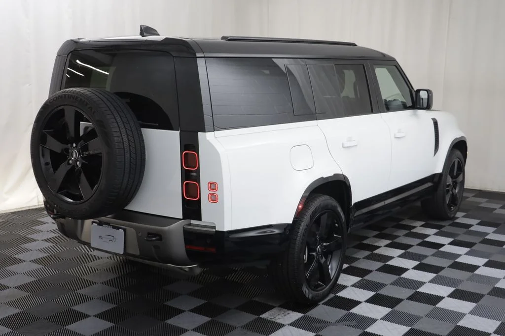 Certified Used 2025 White Land Rover X-Dynamic SE image 19