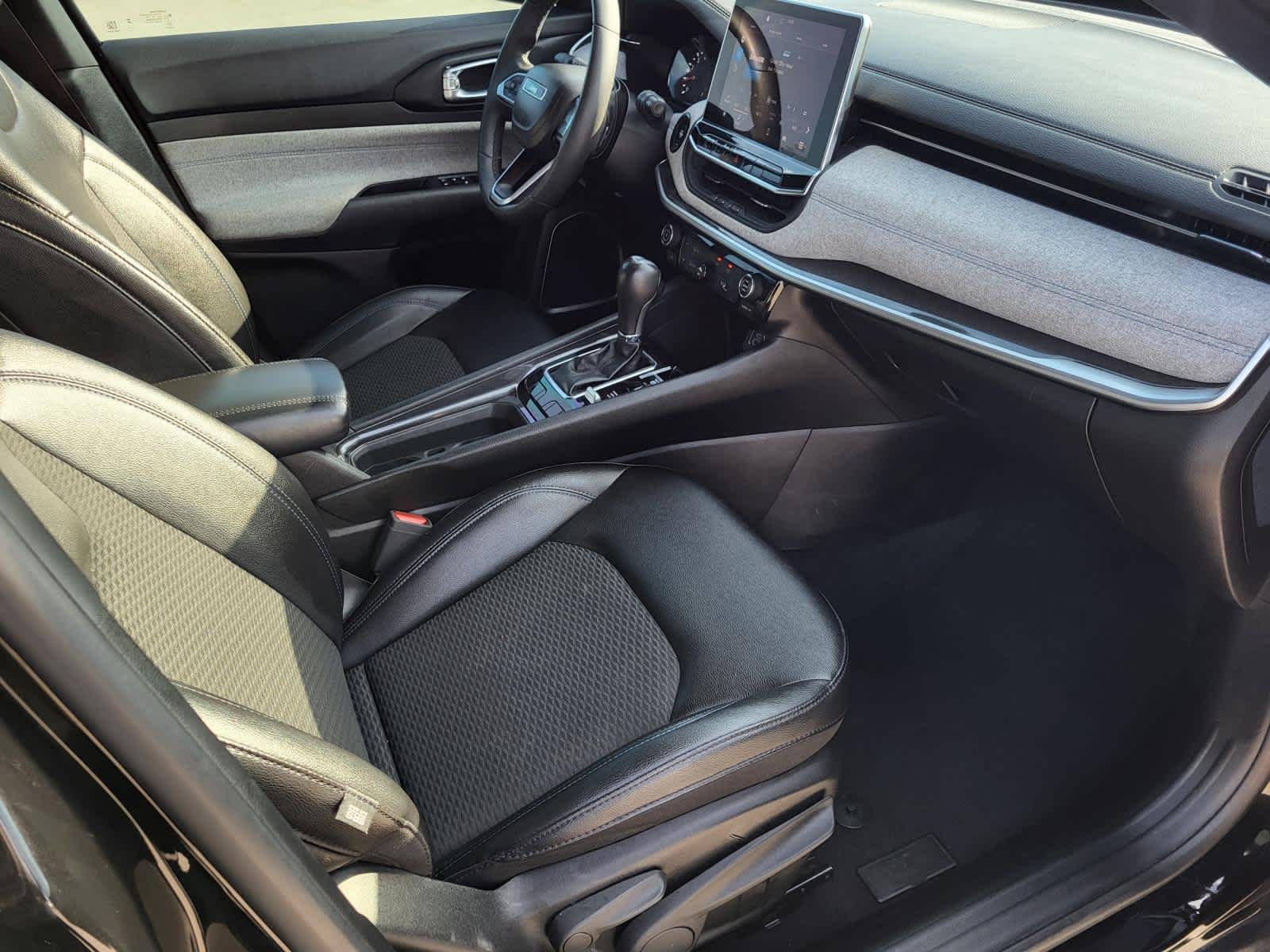 Used 2024 Diamond Black Crystal Pearlcoat Jeep Latitude image 9