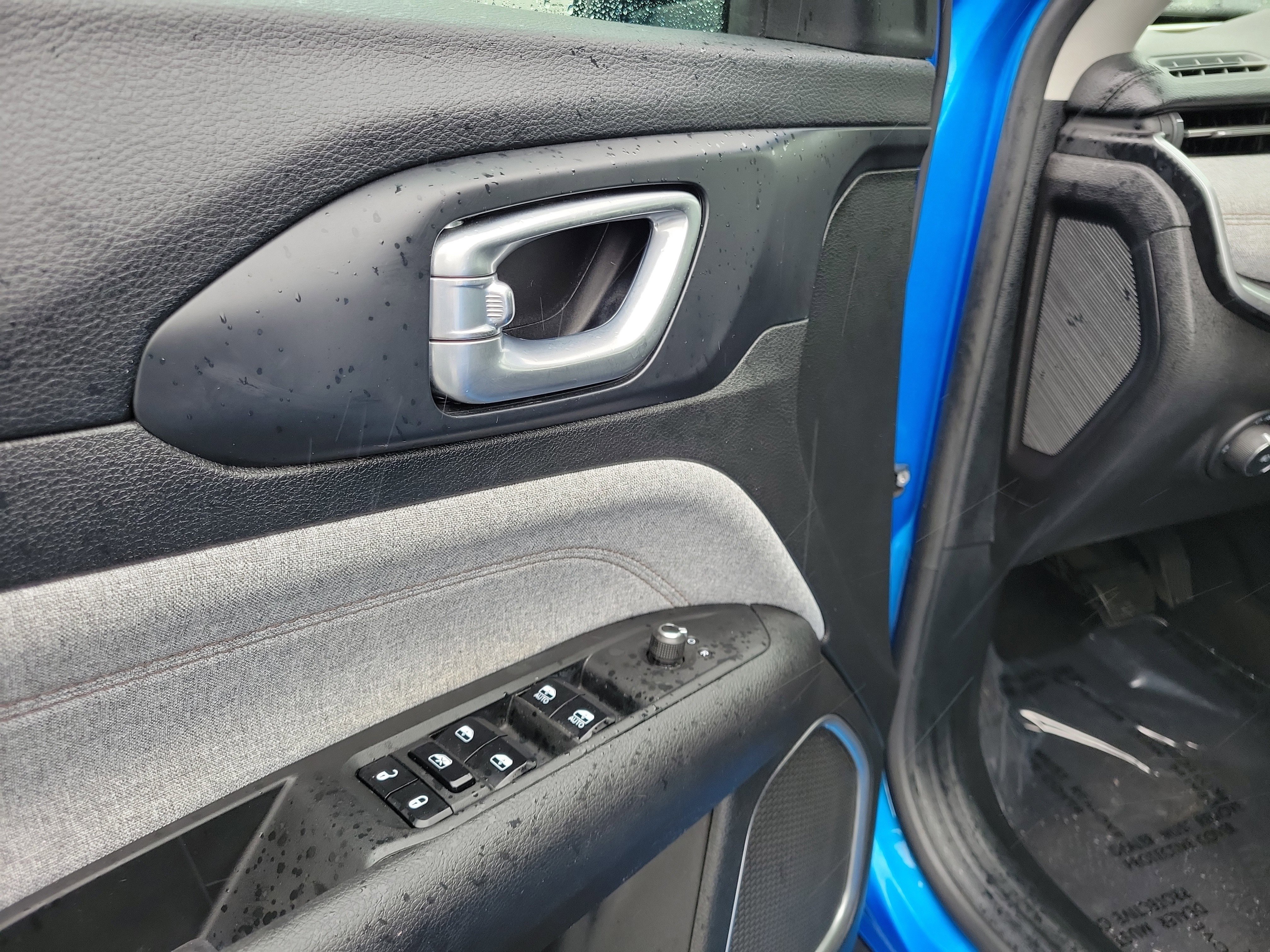 Used 2022 Laser Blue Pearlcoat Jeep Latitude Lux image 18