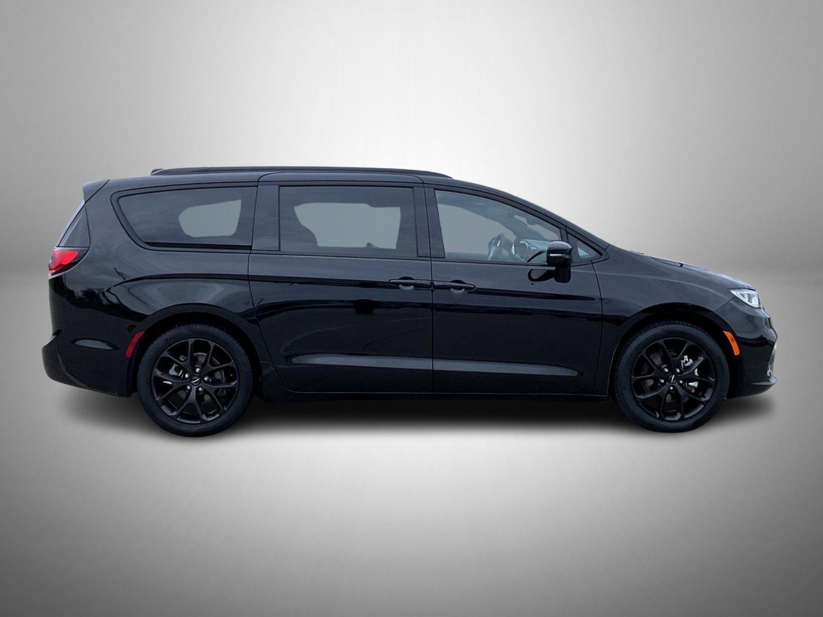 Used 2025 Black Chrysler Limited image 4