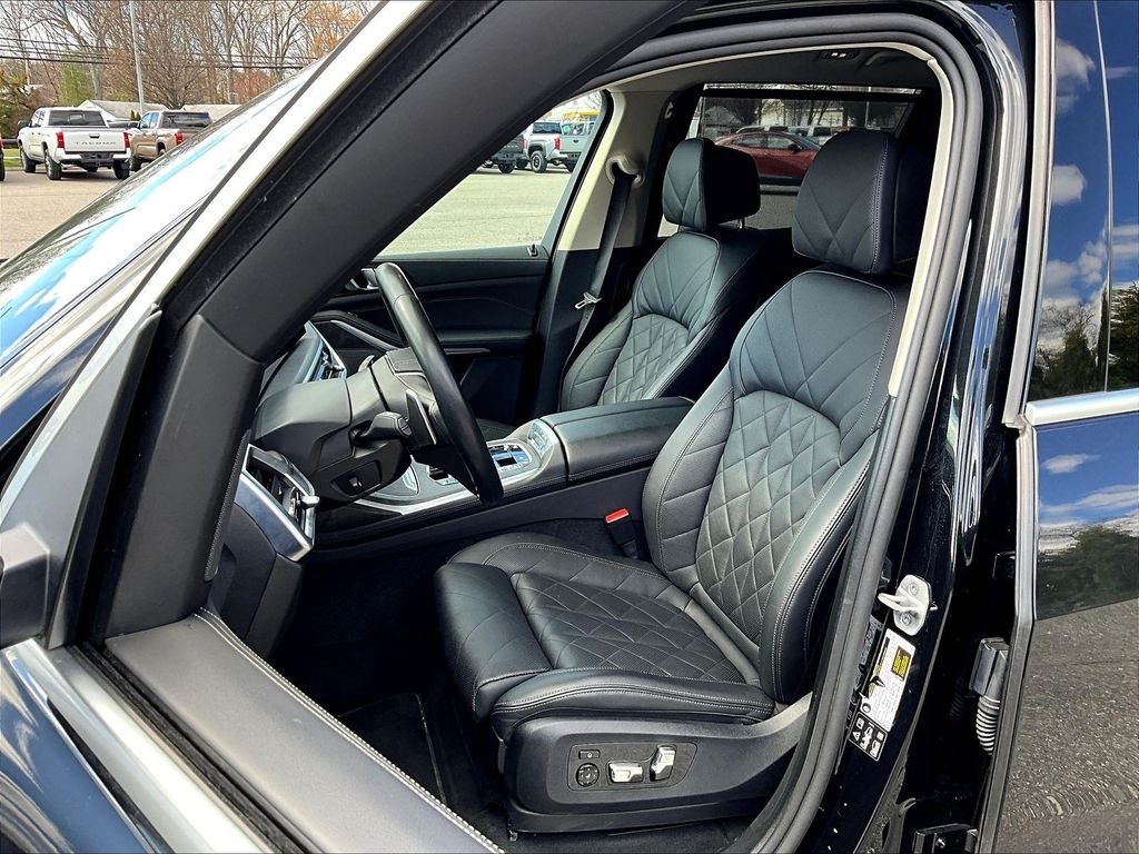 Used 2025 Black BMW xDrive40i image 10