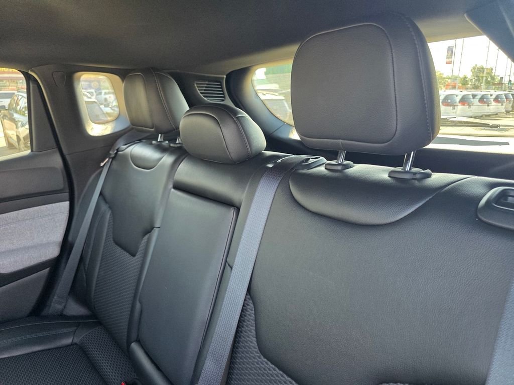 New 2026 Diamond Black Crystal Pearl-Coat Exterior Paint Jeep Latitude image 9