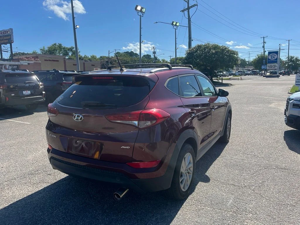 Used 2017 Red Hyundai SE image 4