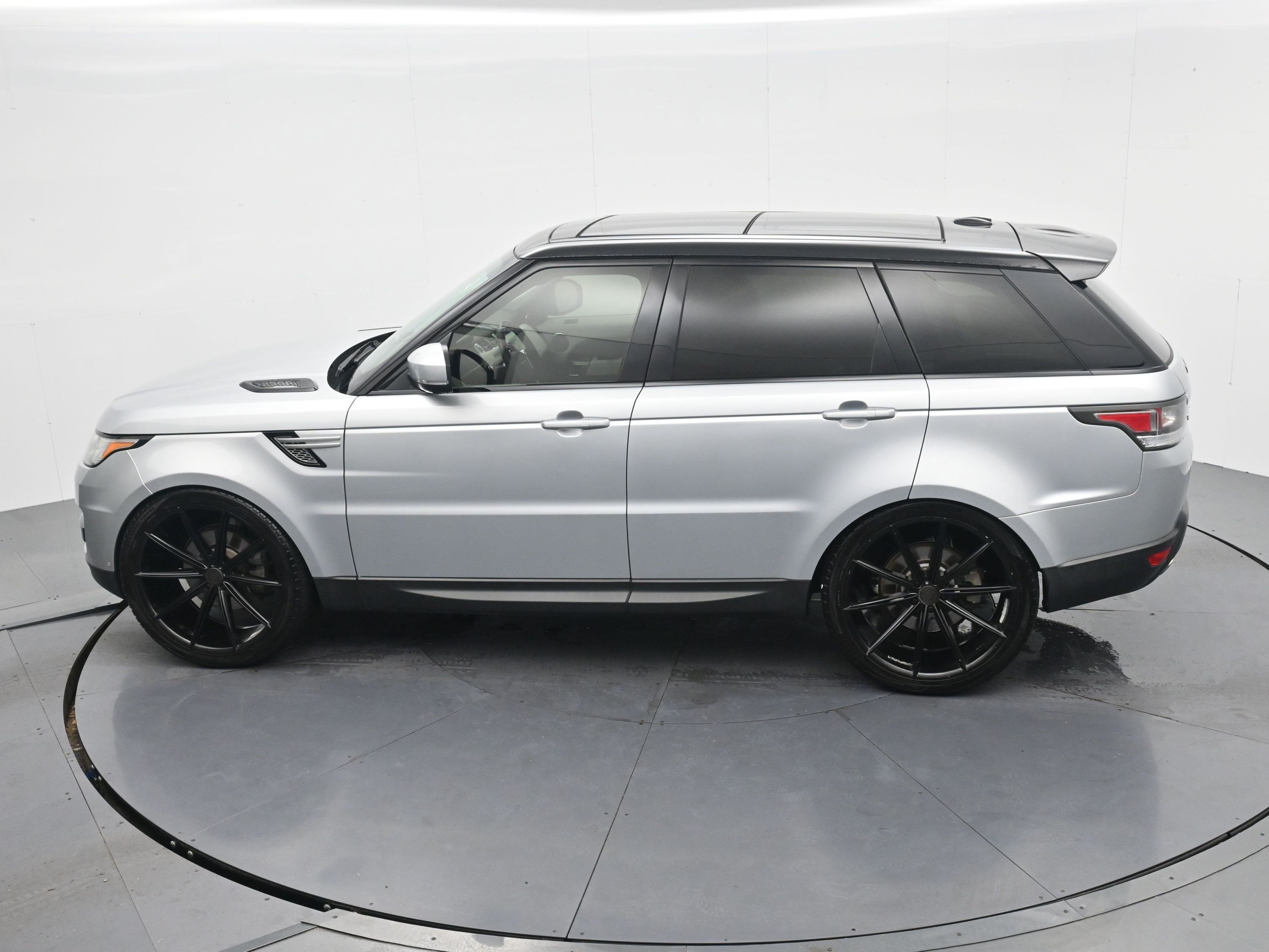 Used 2014 Causeway Gray Metallic Land Rover HSE image 25