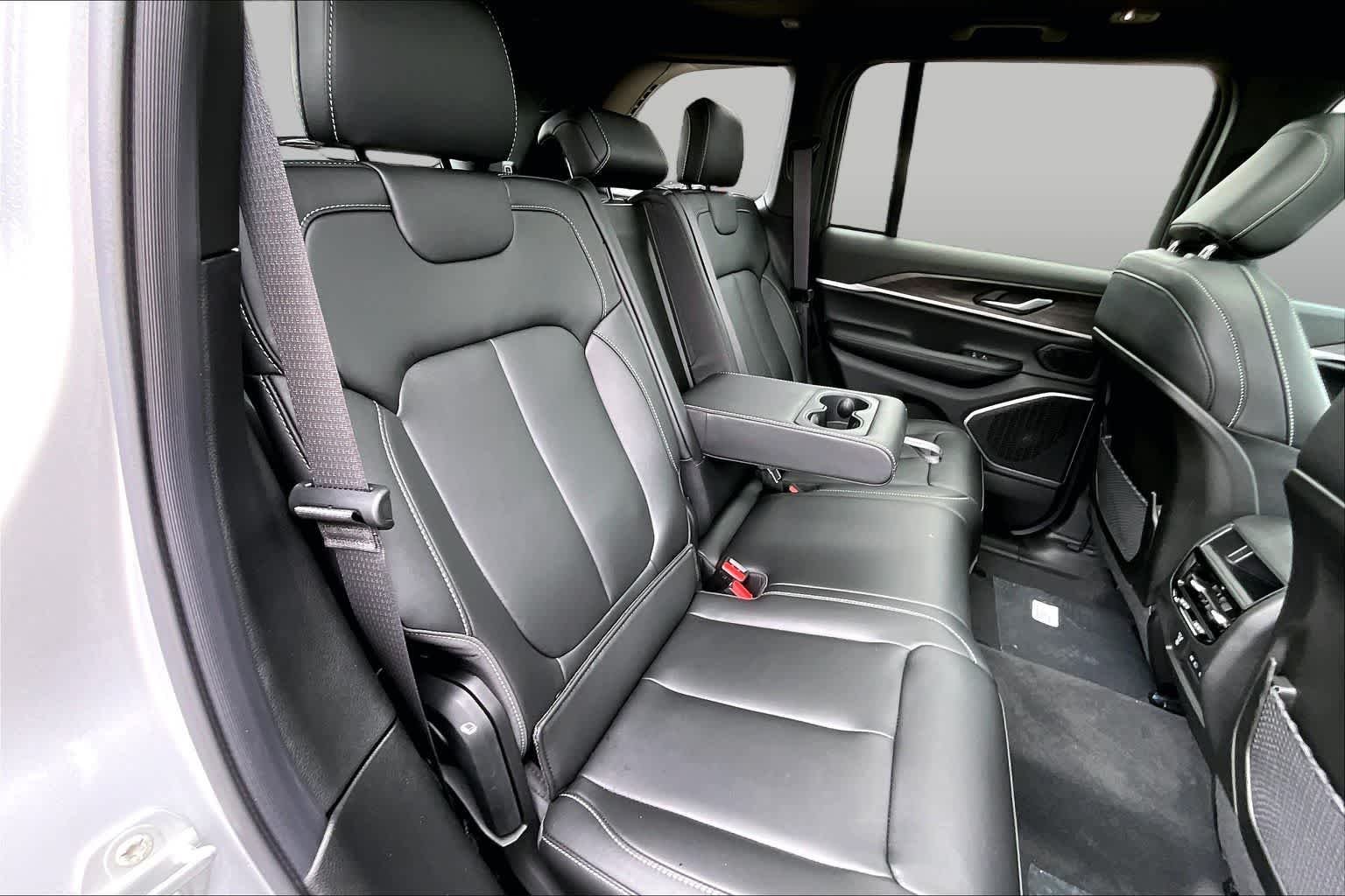 New 2026 Silver Zynith Exterior Paint Jeep Limited image 23
