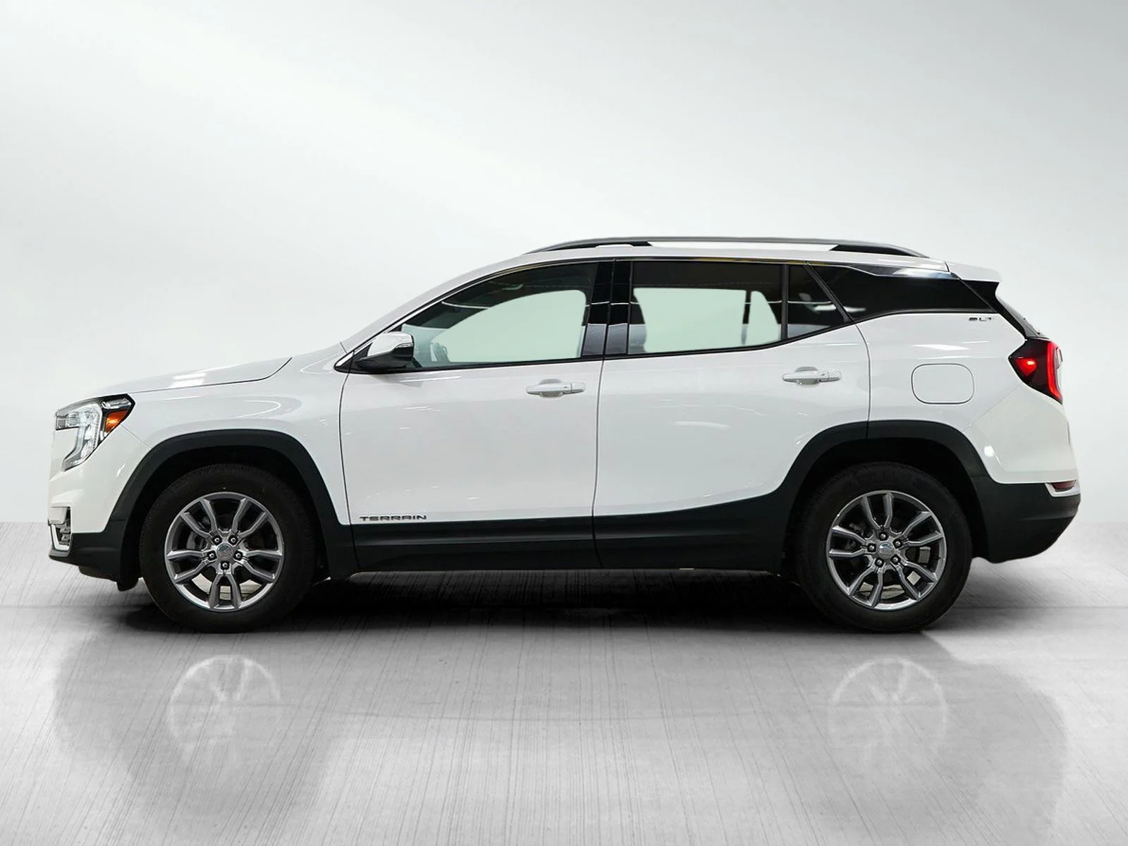 Used 2022 GMC Terrain SLT with VIN 3GKALVEV5NL102826 for sale in Wayzata, Minnesota