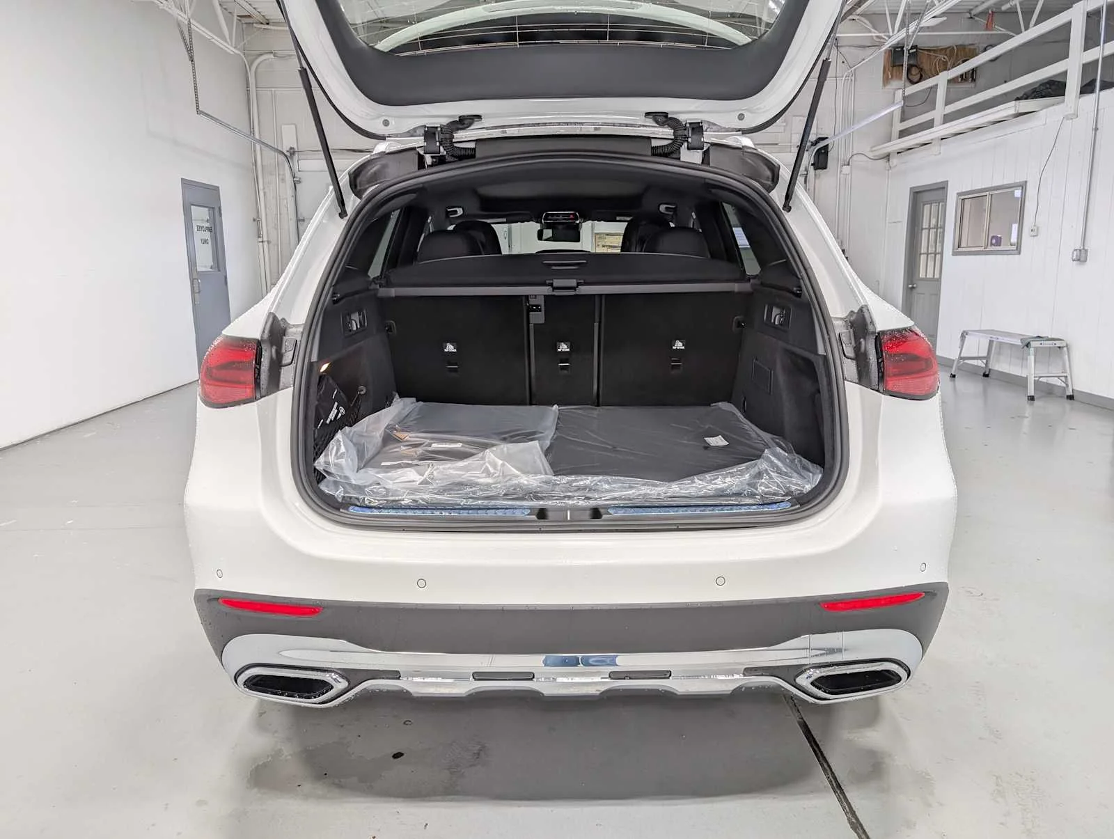 Used 2026 Polar White Mercedes-Benz GLC 300 image 35