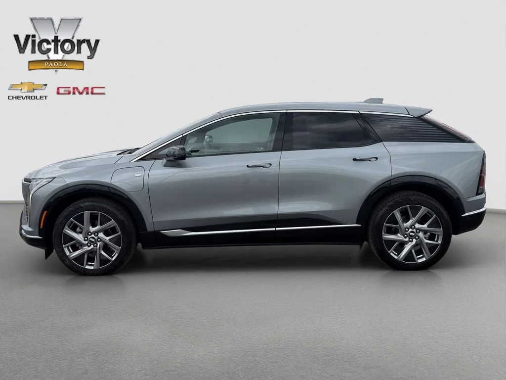 Used 2025 Silver Cadillac Luxury image 3
