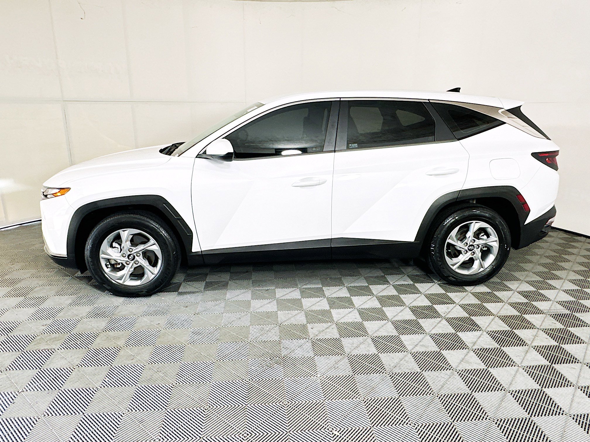 Used 2022 Quartz White Hyundai SE image 6