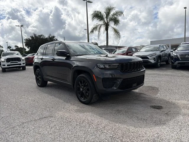 Used 2024 Gray Jeep Altitude image 2