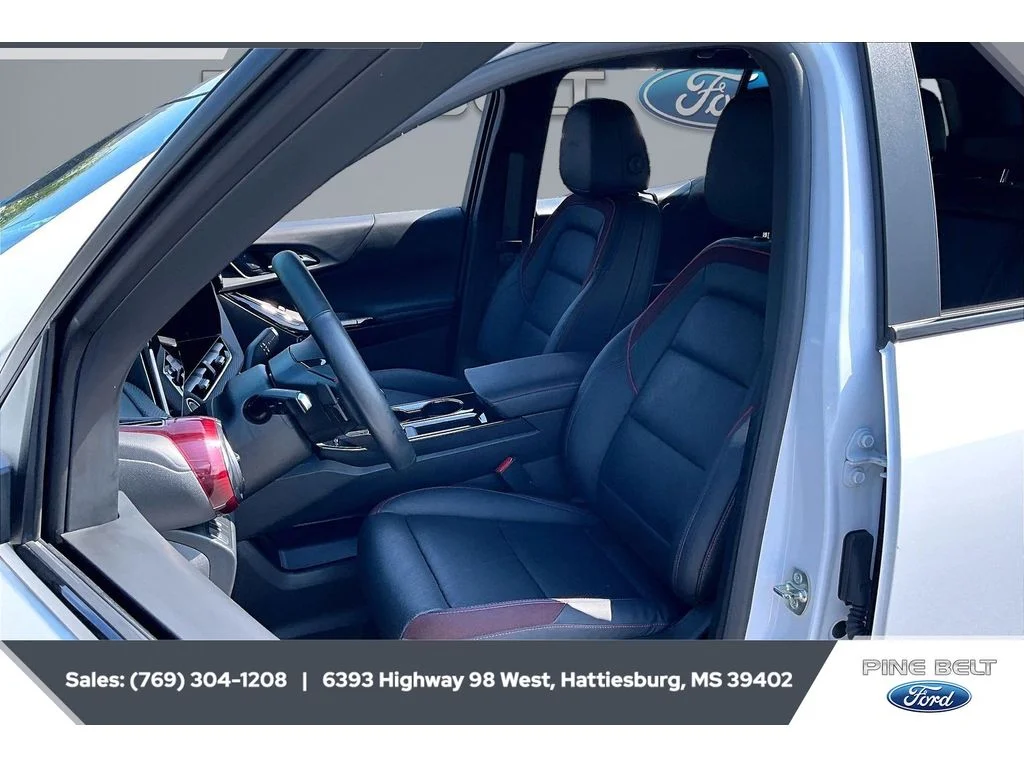 Used 2025 Iridescent Pearl Tricoat Chevrolet FWD RS image 18