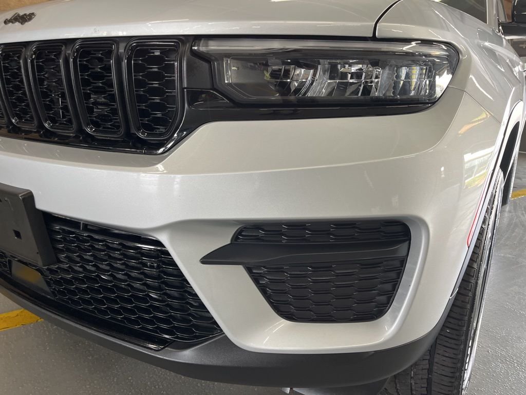 Used 2023 Silver Jeep Altitude X image 10