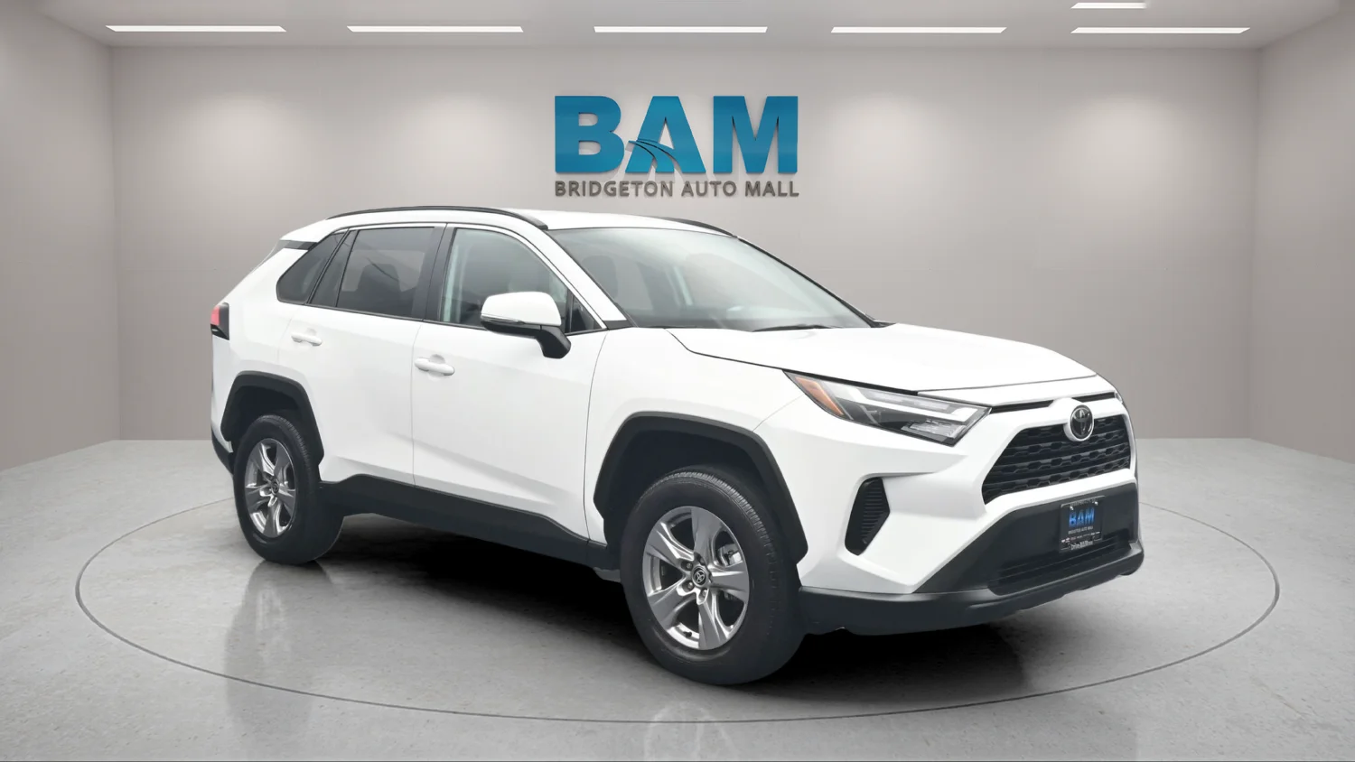 Used 2025 White Toyota XLE image 1
