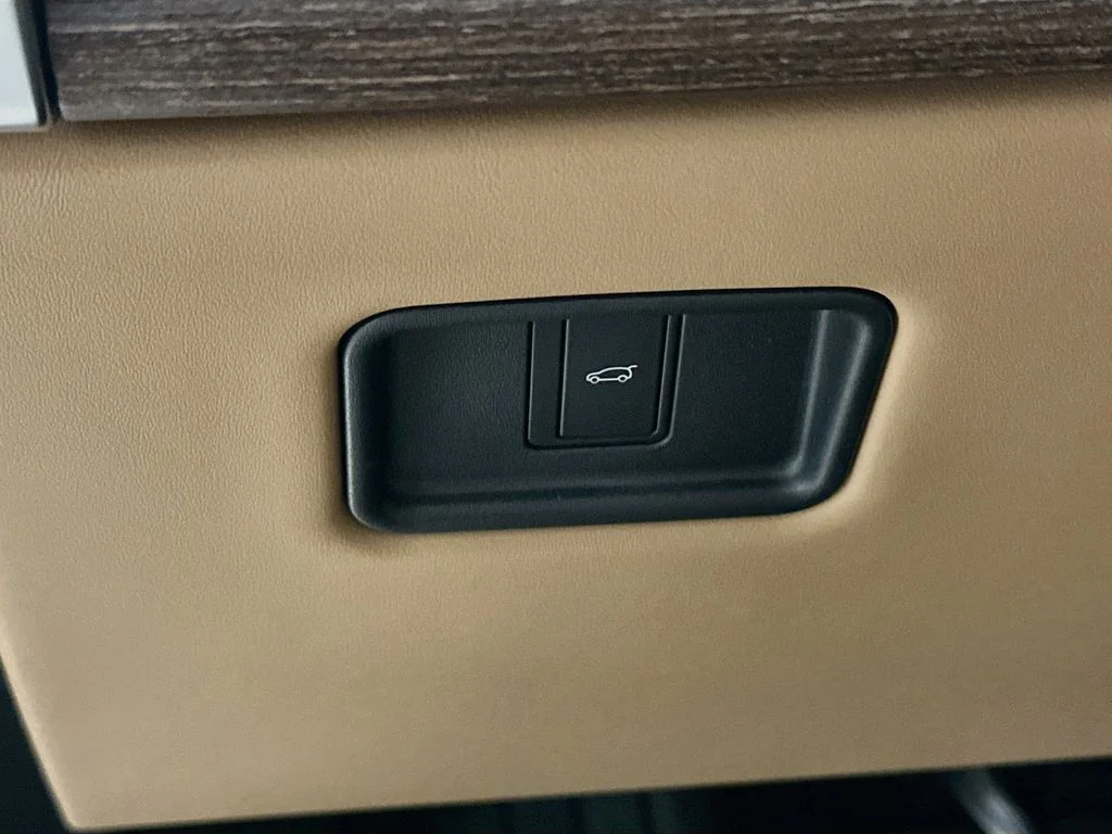 New 2026 Belgravia Green Metallic Land Rover SE image 11