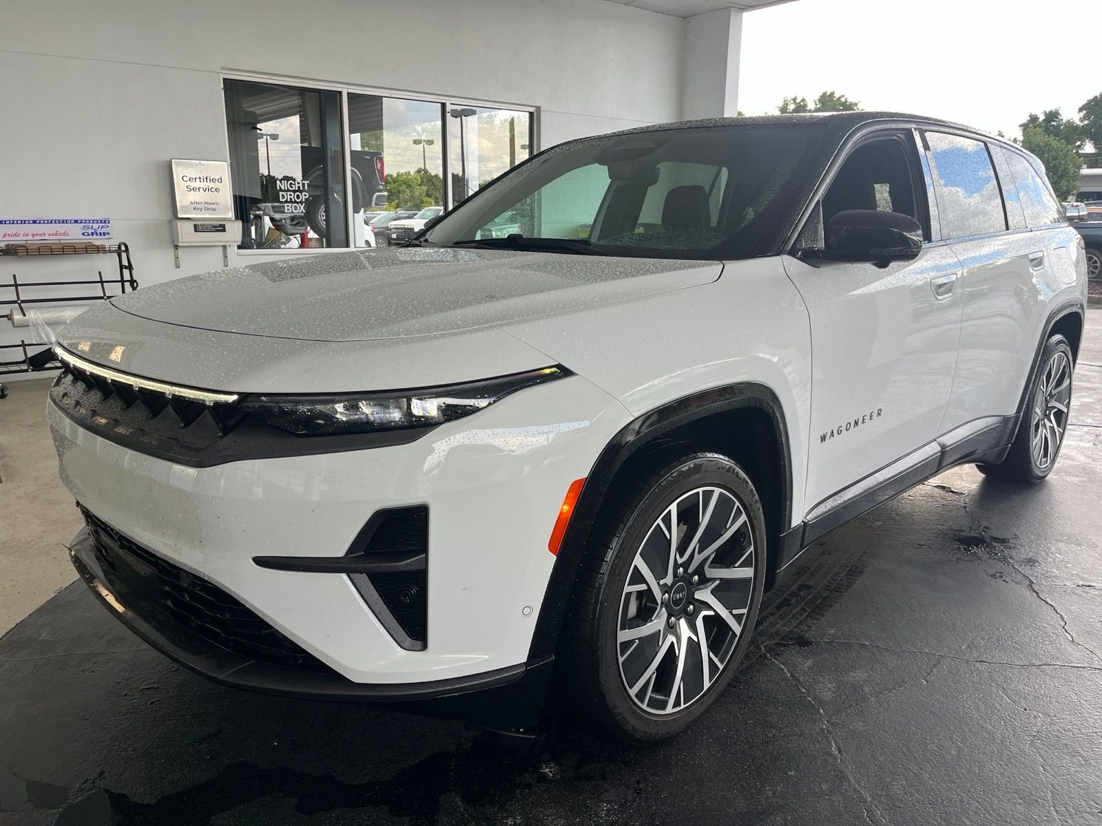 Used 2025 White Jeep Limited image 1