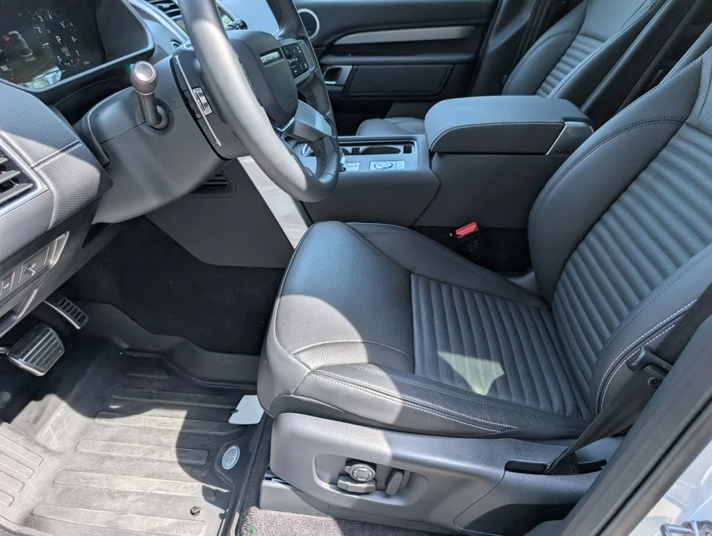 Certified Used 2025 White Land Rover Dynamic SE image 21