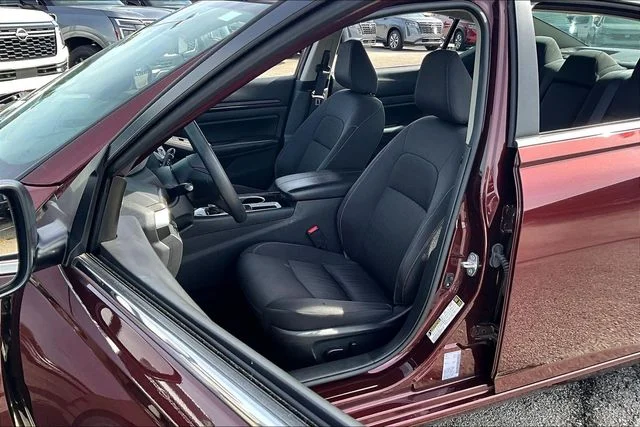 Used 2024 Red Nissan 2.5 SV image 18