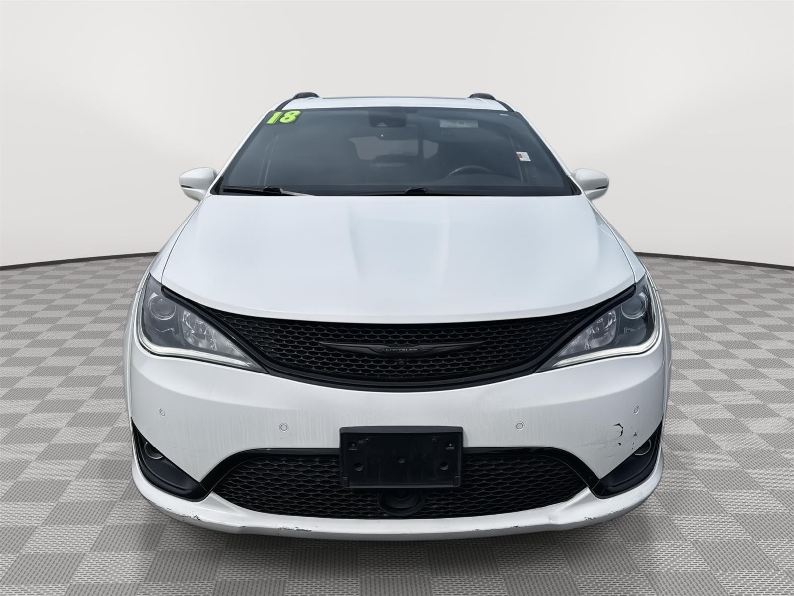 Used 2018 Bright White Clearcoat Chrysler Limited image 9