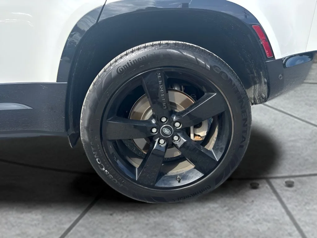 Used 2023 White Land Rover X-Dynamic SE image 22
