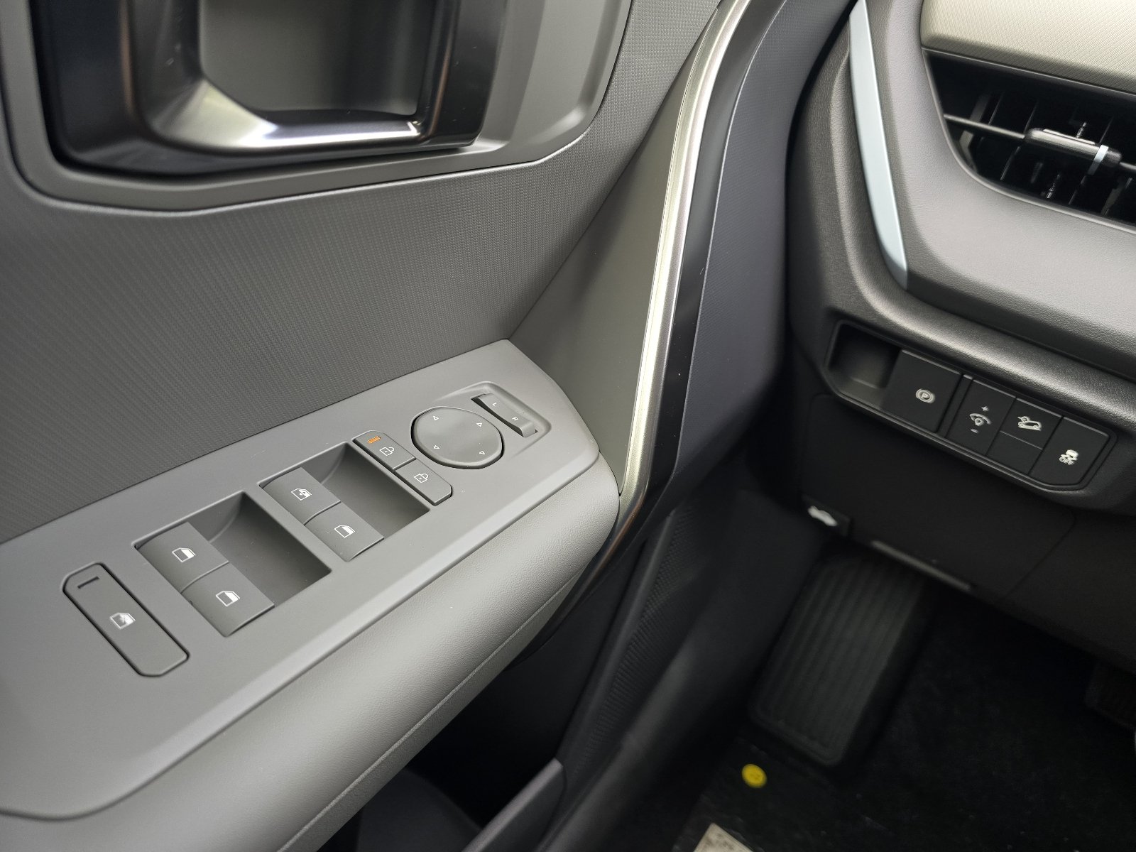 New 2027 Ivory Silver Kia S image 12
