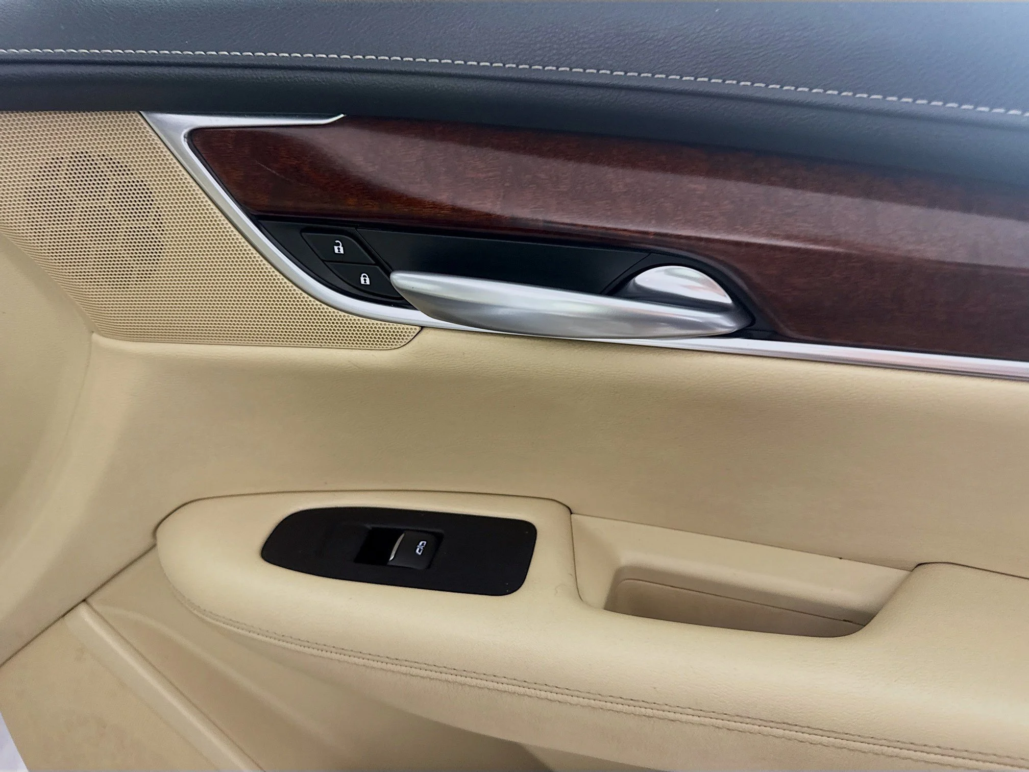 Used 2018 Crystal White Tricoat Cadillac Luxury FWD image 27