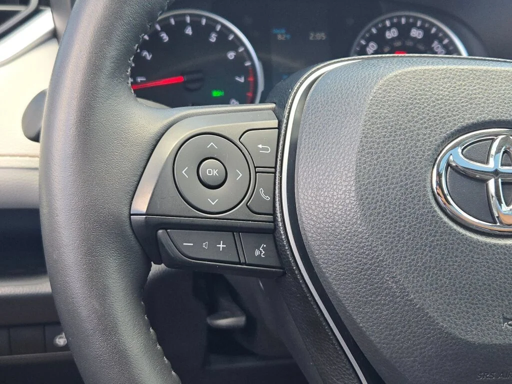 Used 2019 White Toyota XLE image 31