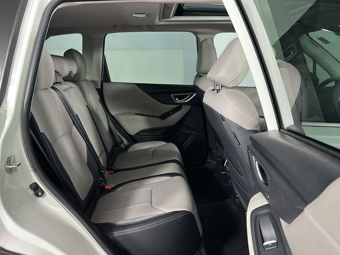 Used 2020 Crystal White Pearl Subaru Limited image 34