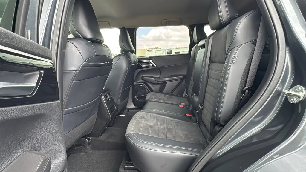 Used 2025 Gray Mitsubishi SE 2.5 S-AWC image 15