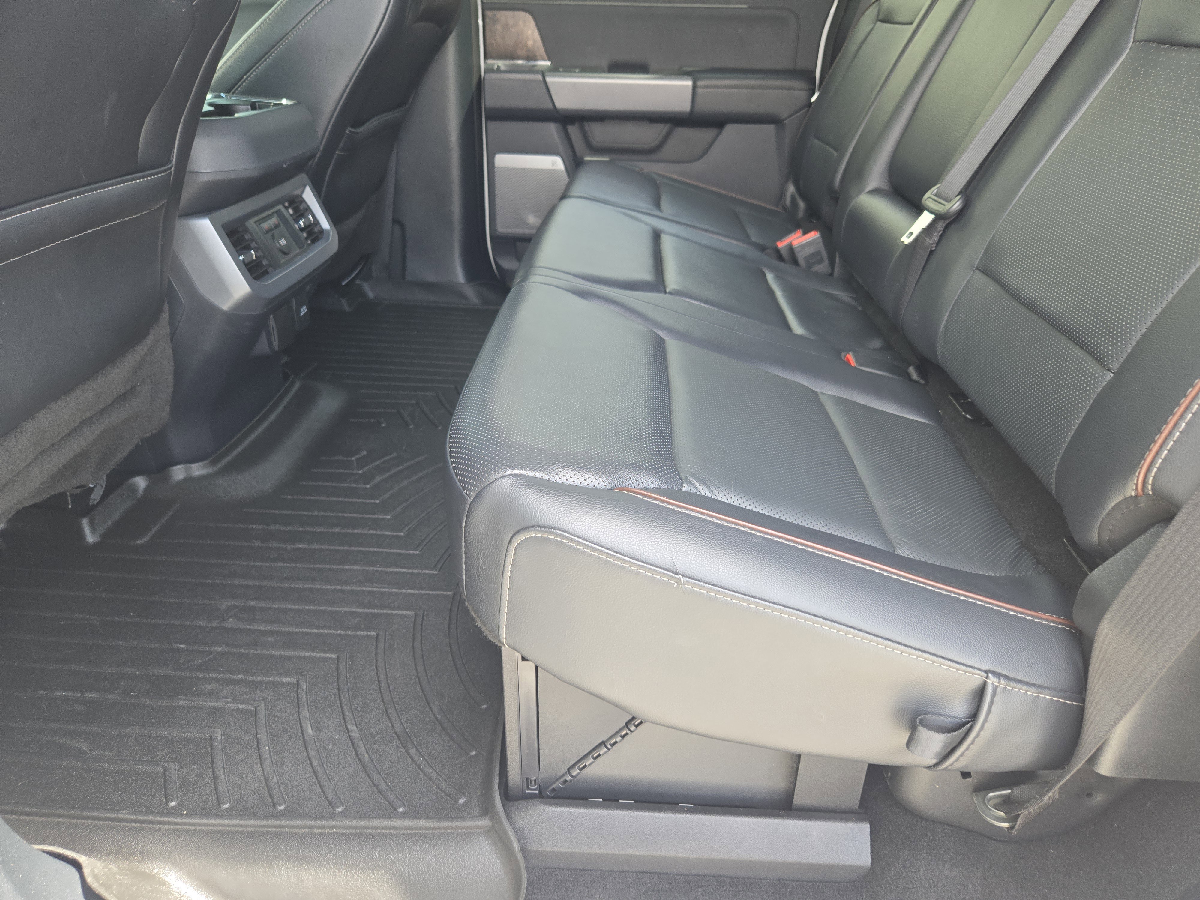 Used 2023 OXFORD WHITE Ford LARIAT image 32