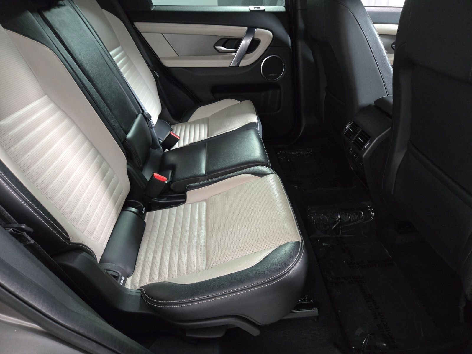 Used 2022 Silicon Silver Premium Metallic Land Rover SE R-Dynamic image 18