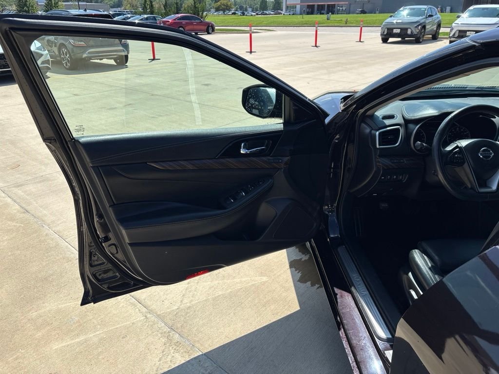 Used 2016 Bordeaux Nissan Platinum image 15