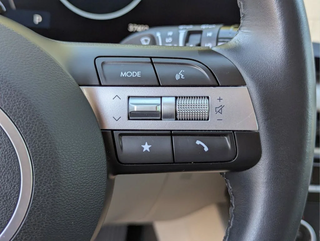 Used 2025 White Hyundai SEL Convenience image 17