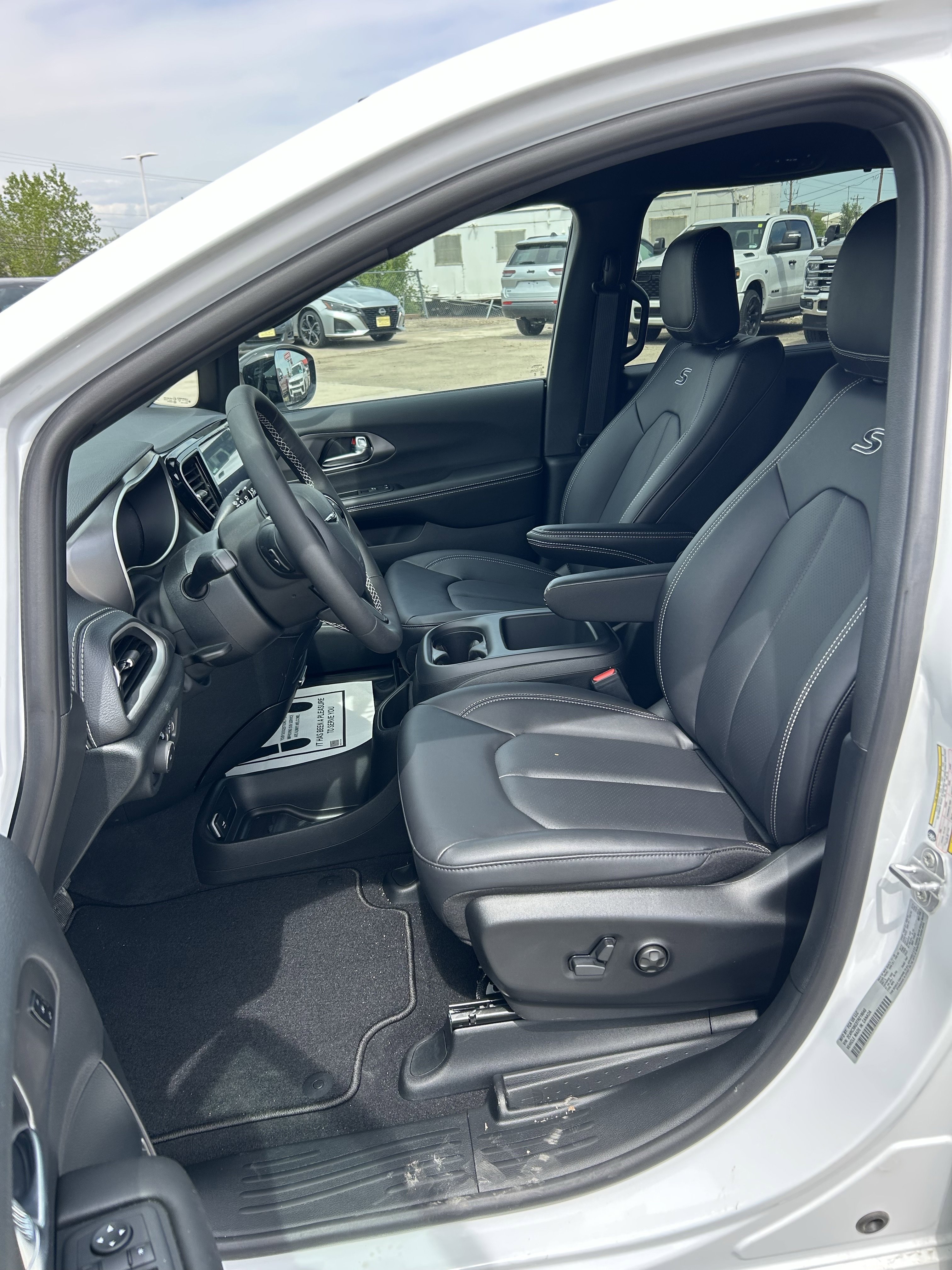 New 2026 Bright White Clearcoat Chrysler Select image 13