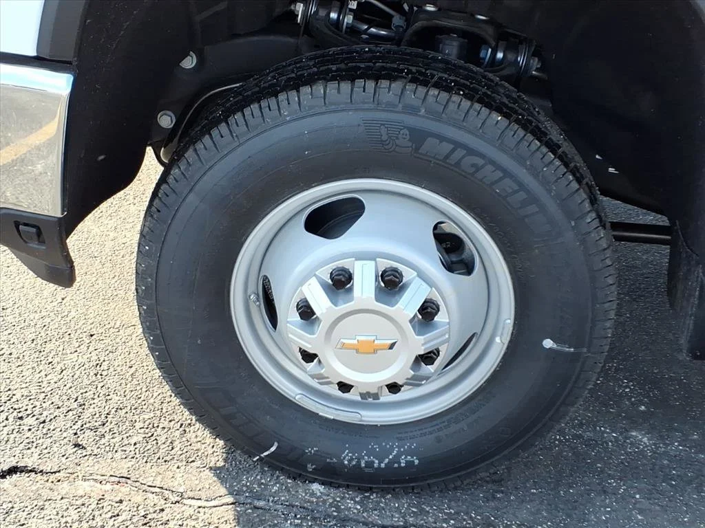 New 2026 Summit White Chevrolet Work Truck image 21