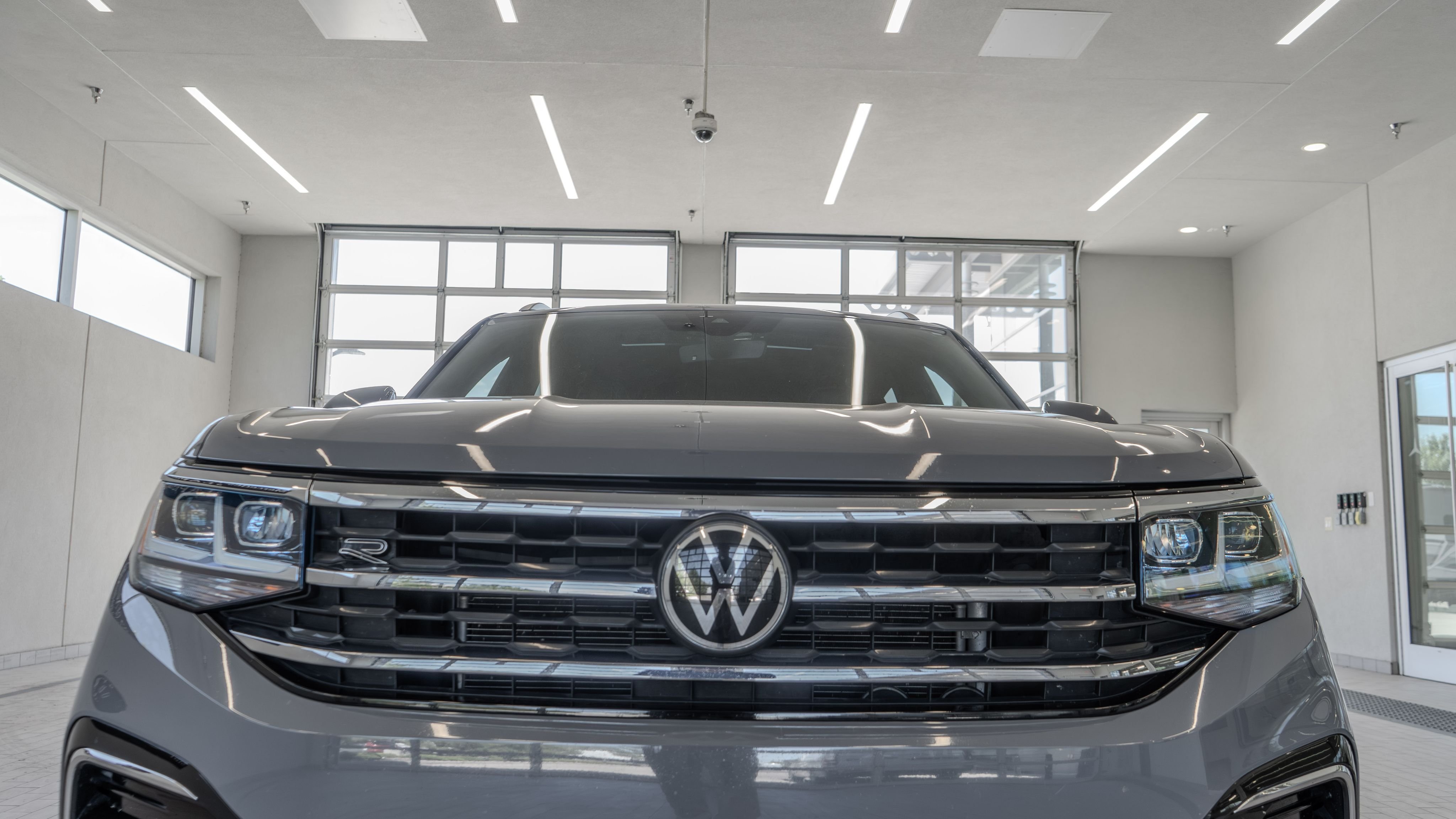 Used 2022 Gray Volkswagen 3.6L V6 SEL R-Line image 23