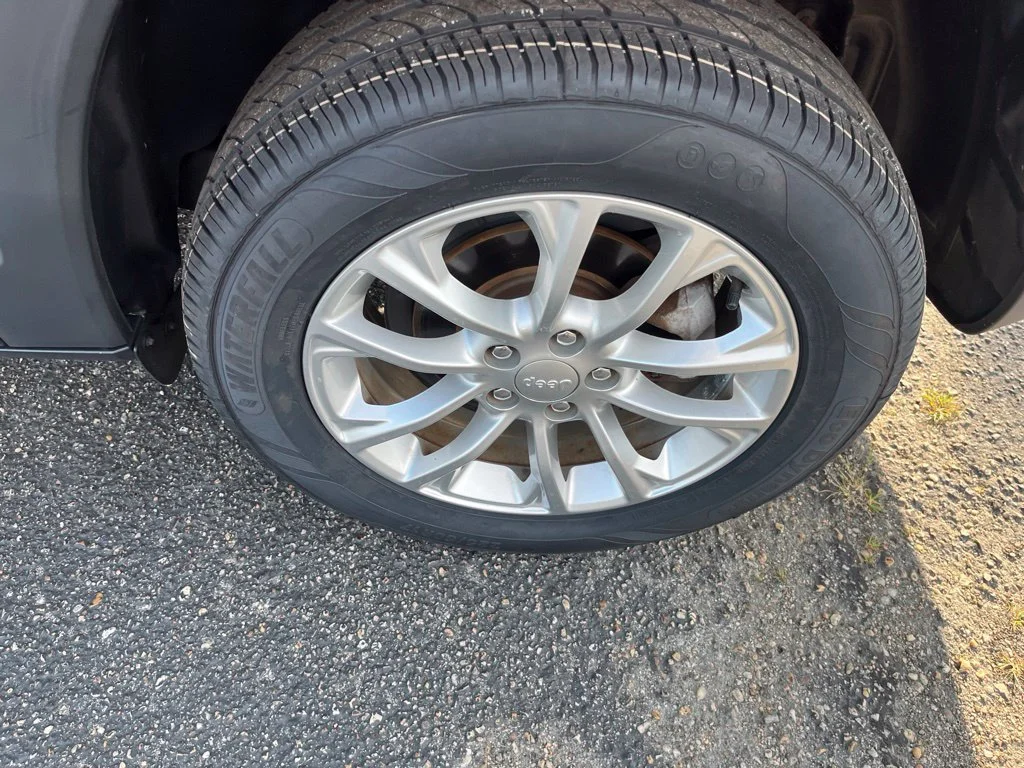 Used 2019 Red Jeep Latitude image 38