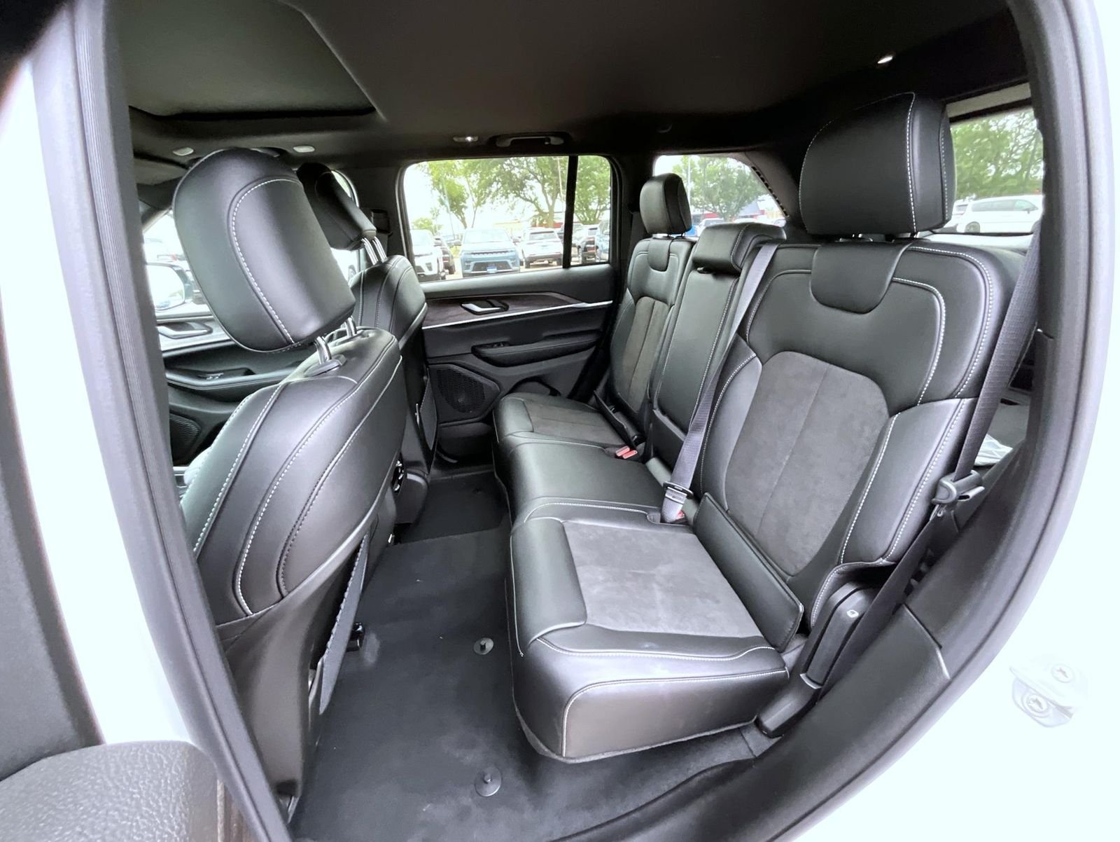 New 2026 Bright White Clear-Coat Exterior Paint Jeep Altitude image 12