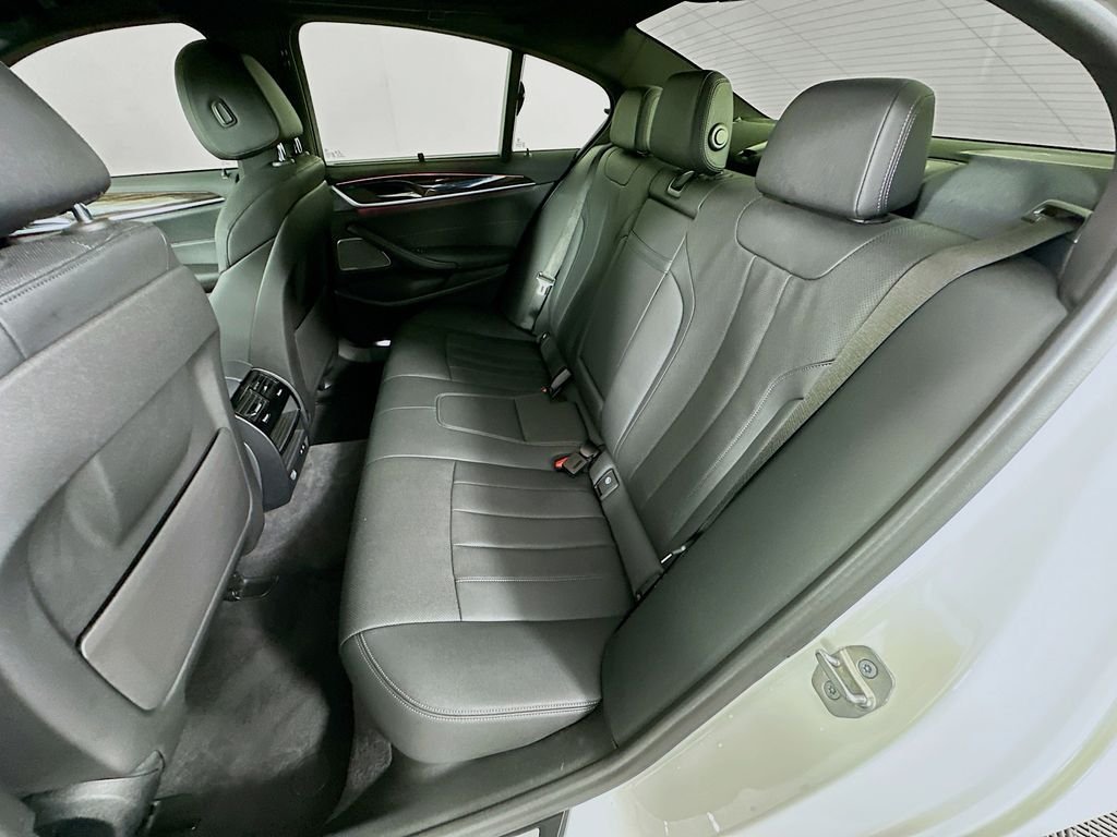 Used 2022 Alpine White BMW 540i xDrive image 25