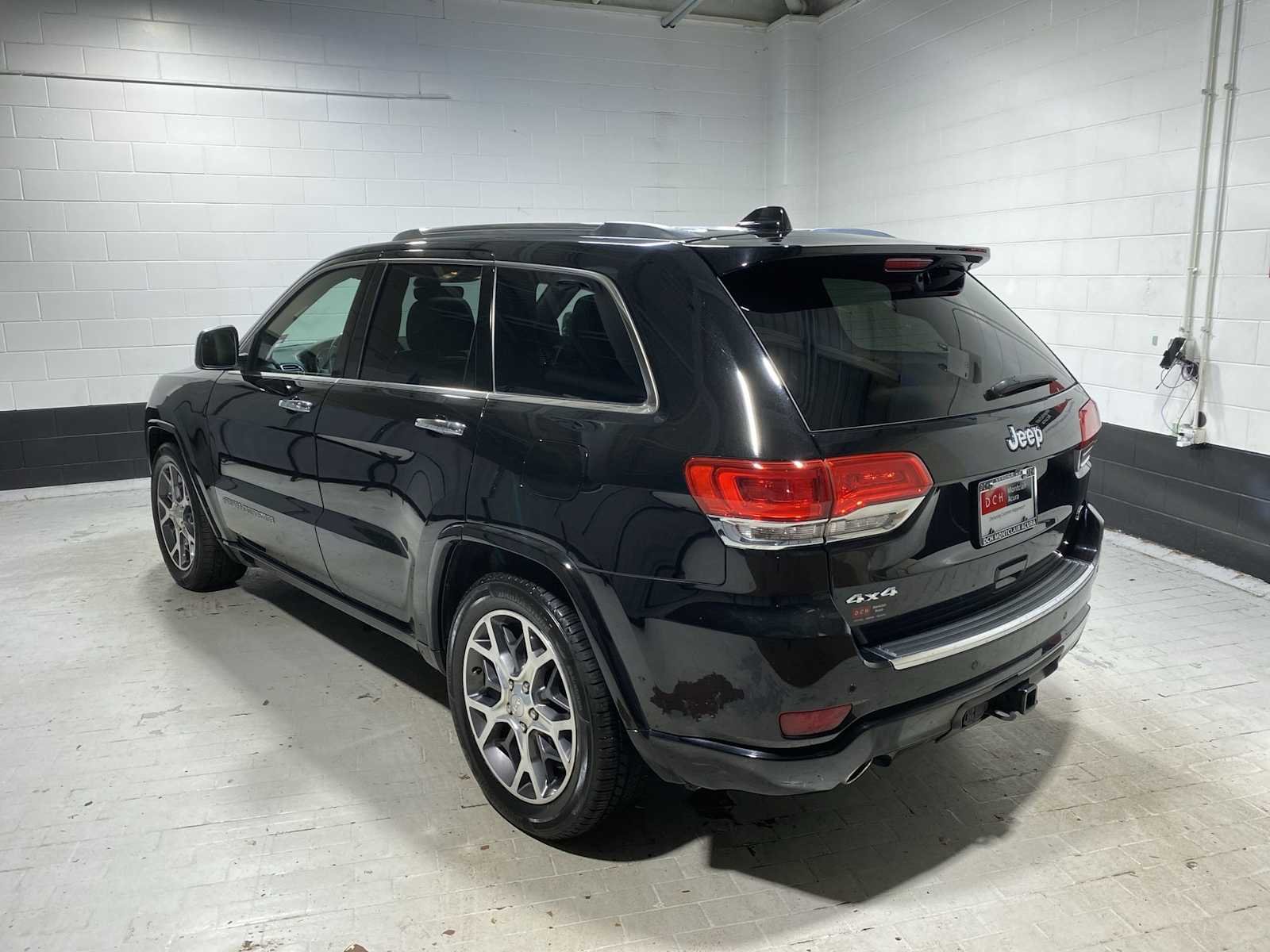 Used 2019 Diamond Black Crystal Pearlcoat Jeep Overland image 4