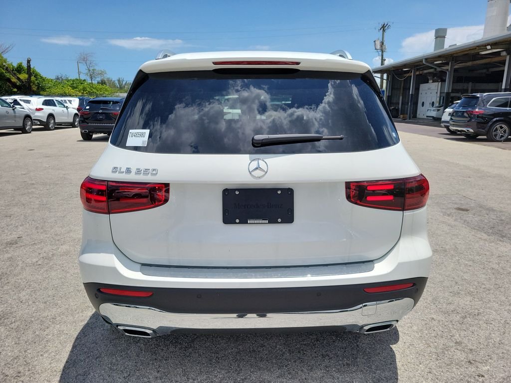 New 2026 Polar White Mercedes-Benz GLB 250 image 5