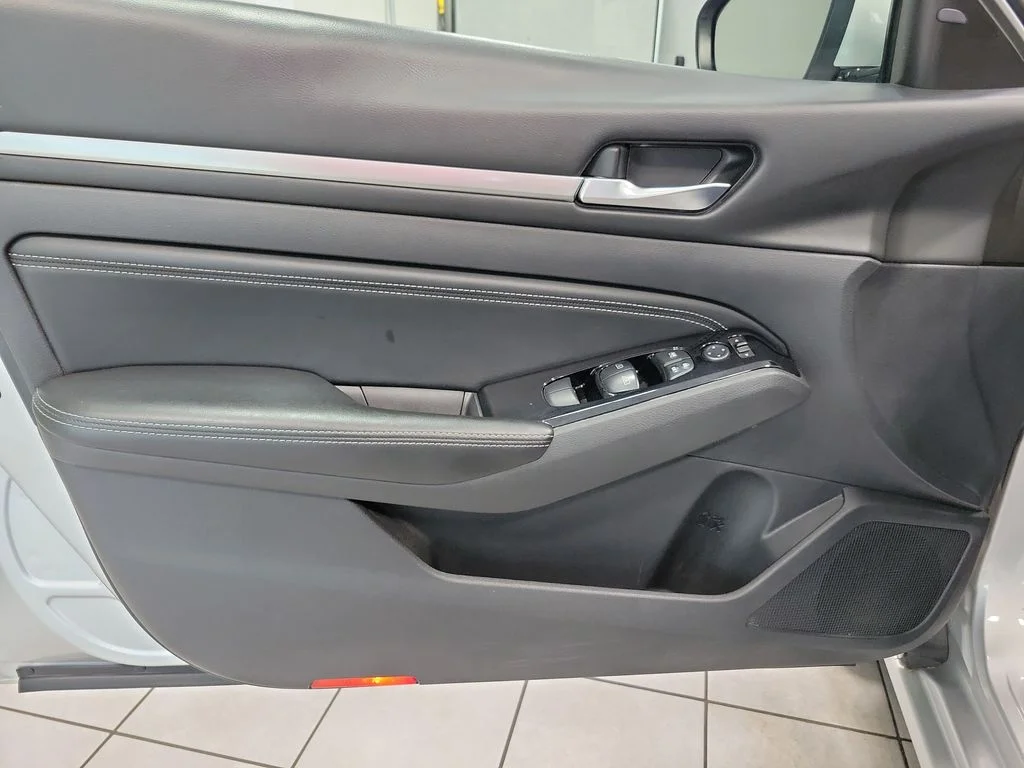 Used 2020 Silver Nissan 2.5 SL image 32