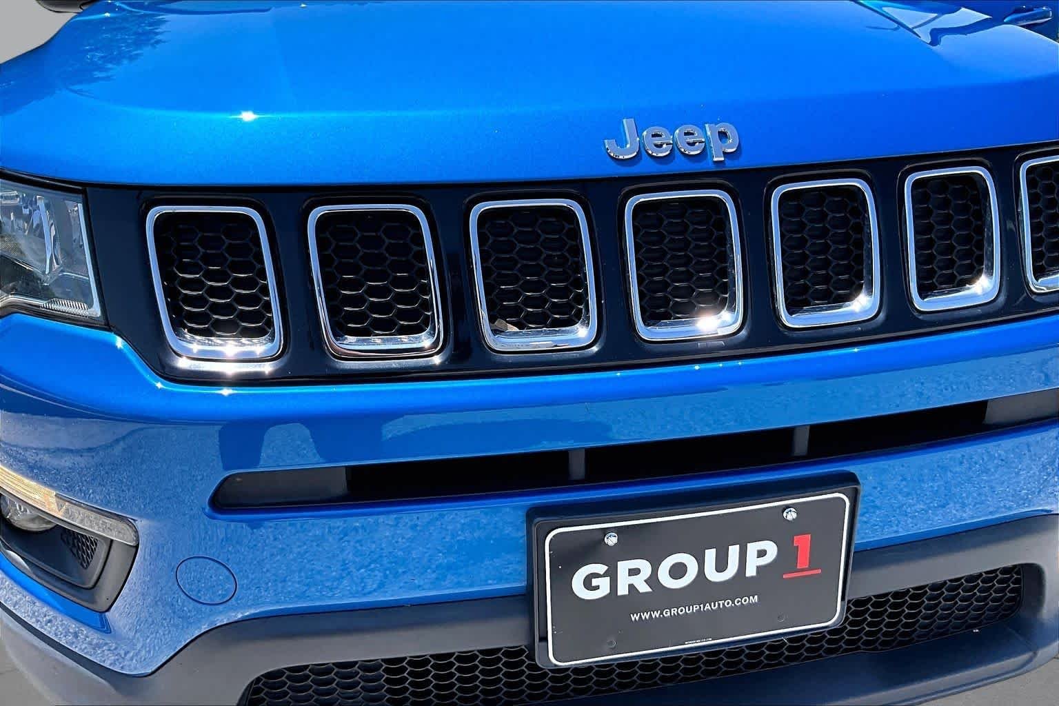 Used 2018 Laser Blue Pearlcoat Jeep Latitude image 28