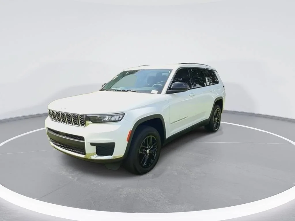 Used 2023 White Jeep Laredo image 4