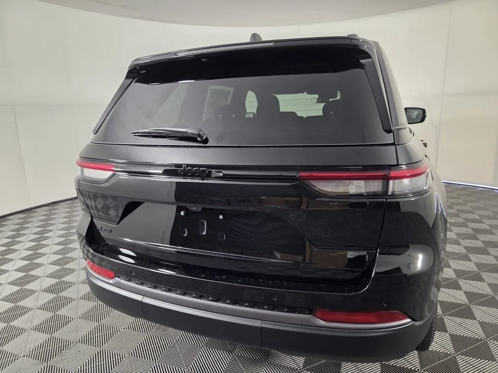 New 2026 Diamond Black Crystal Pearlcoat Jeep Limited image 6