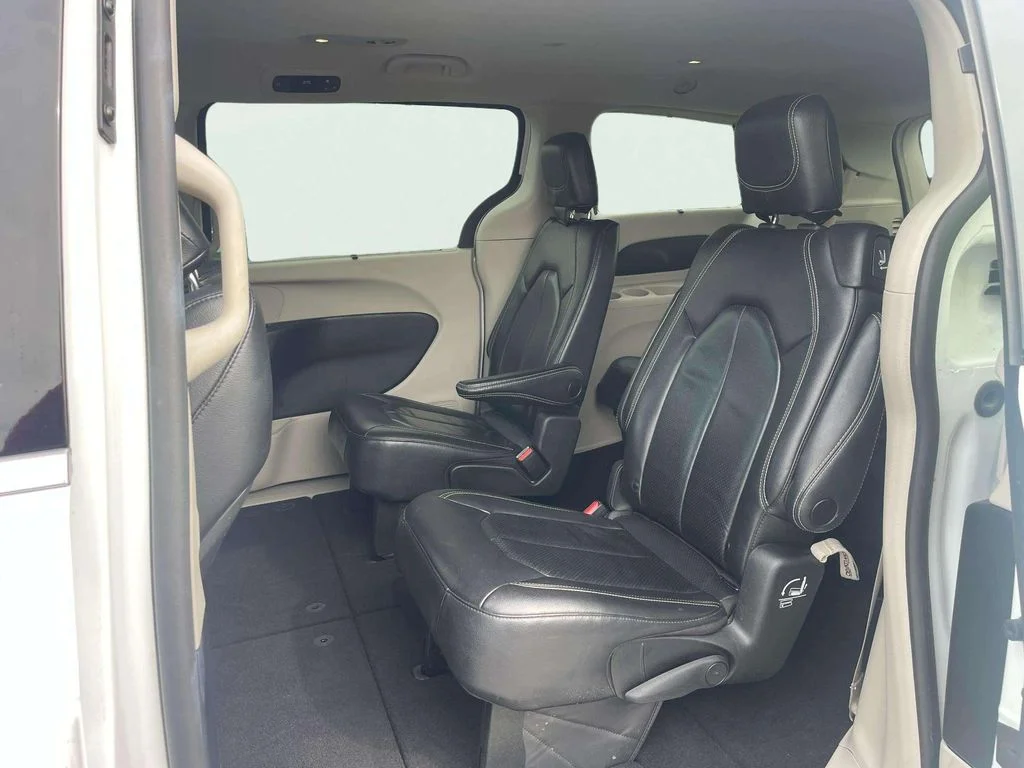 Used 2022 Bright White Clearcoat Chrysler Touring L image 27